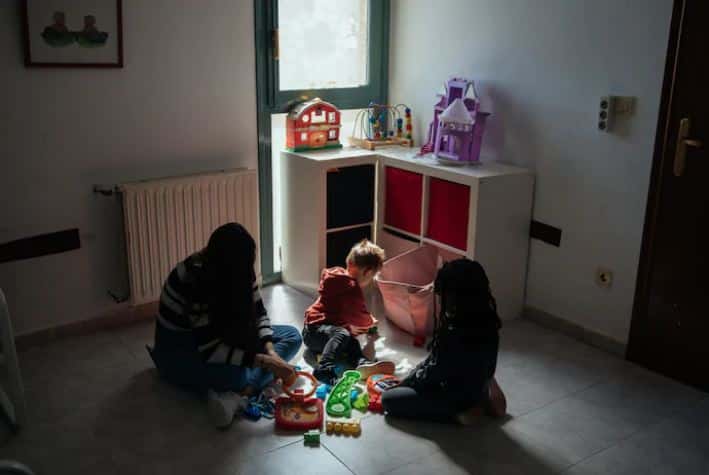 En abril, las mujeres que han presentado denuncias por violencia de género viven con sus hijos en un hogar habilitado por el gobierno español