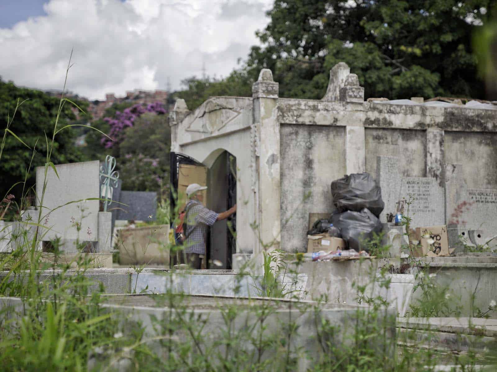 Un día entre las tumbas profanadas del Cementerio del Sur El Diario