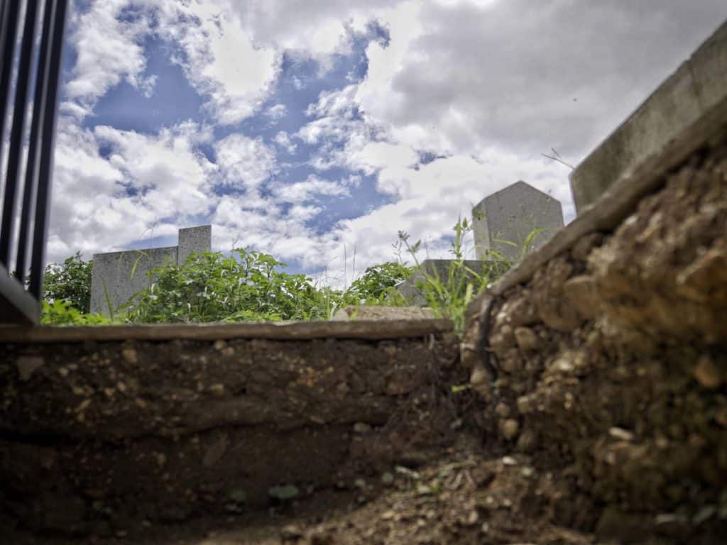Un día entre las tumbas profanadas del Cementerio General del Sur