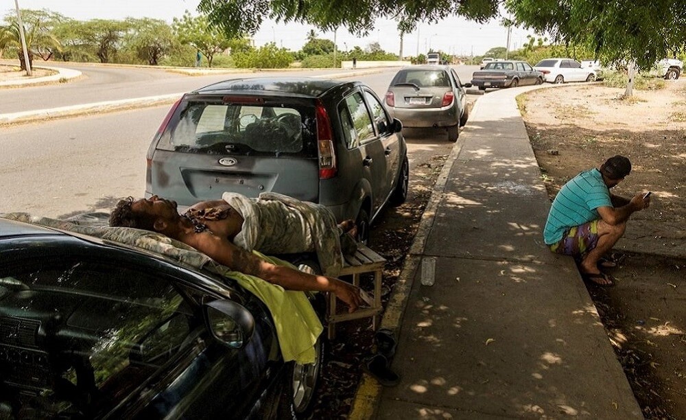 En Venezuela la vida pasa mientras sus ciudadanos esperan por gasolina