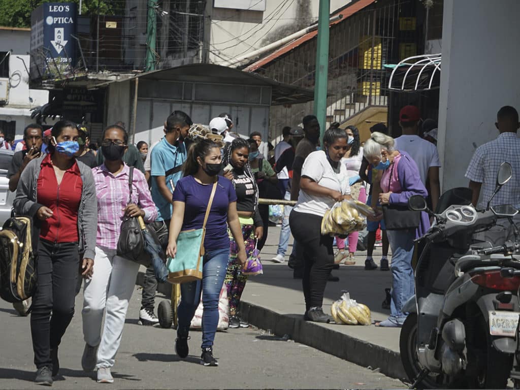 Personas caminando por las calles de Caracas