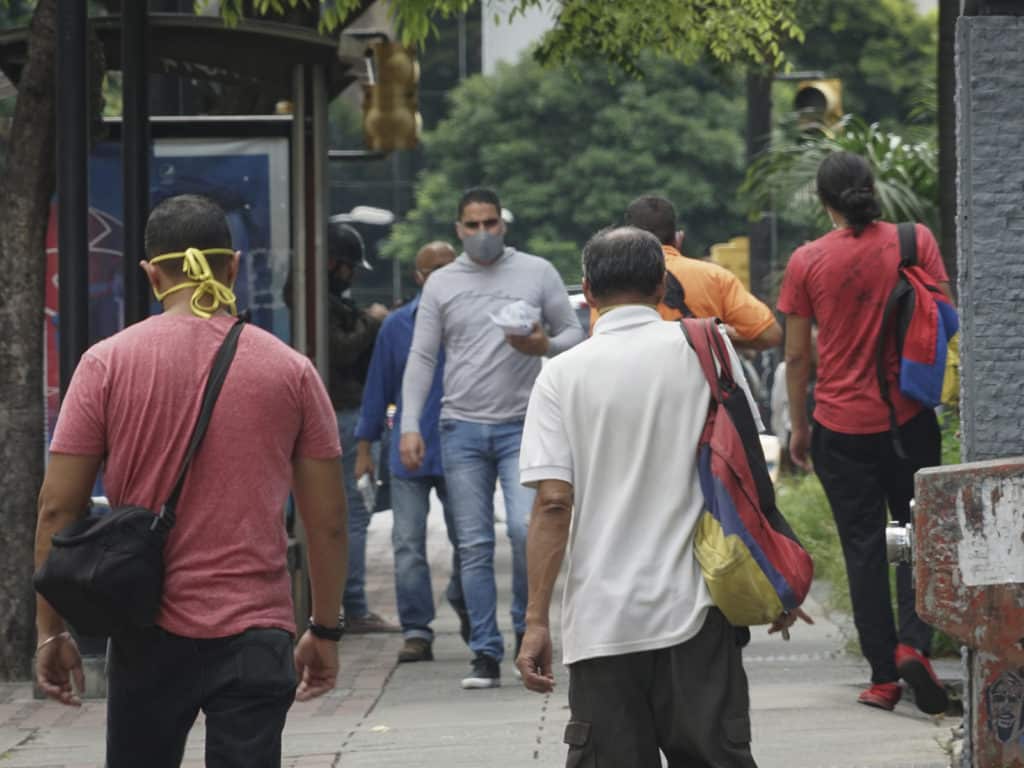 Personas caminan por las calles de Caracas durante la cuarentena radical