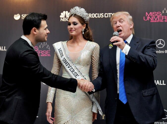 Emin Agalarov, a la izquierda, cantante rusa cuya familia participó en la planificación del certamen de Miss Universo 2013 en Moscú. Trump ganó 2,3 millones de dólares con el concurso de ese año, según muestran los registros