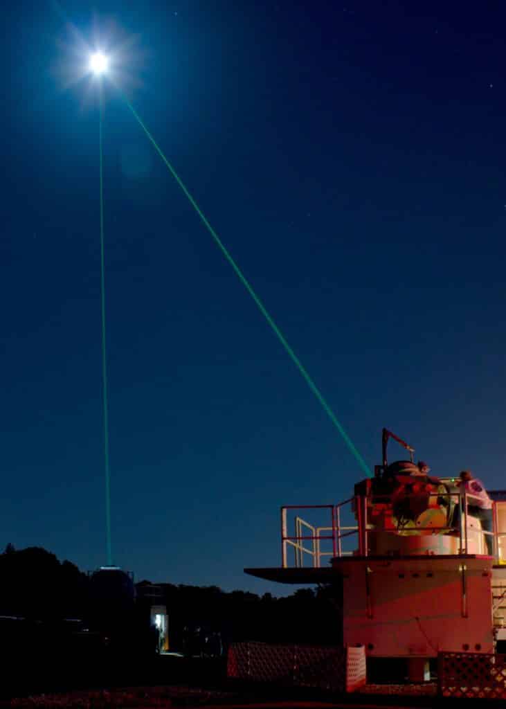 Un láser que está siendo emitido en el Orbitador de Reconocimiento Lunar desde la Instalación de Láser del Centro de Vuelo Espacial Goddard en Greenbelt, Maryland, en 2010