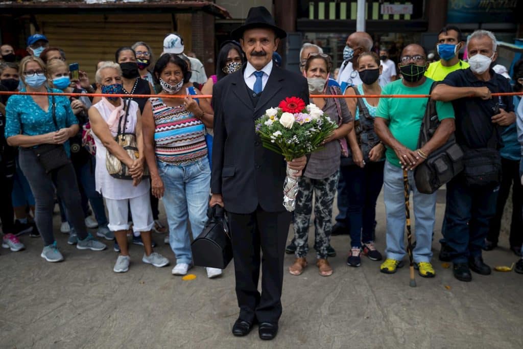 Los devotos sortearon el covid-19 para ver la exhumación de José Gregorio Hernández