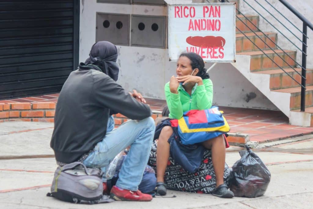 Huyendo del hambre, venezolanos caminan a Colombia pese al covid-19