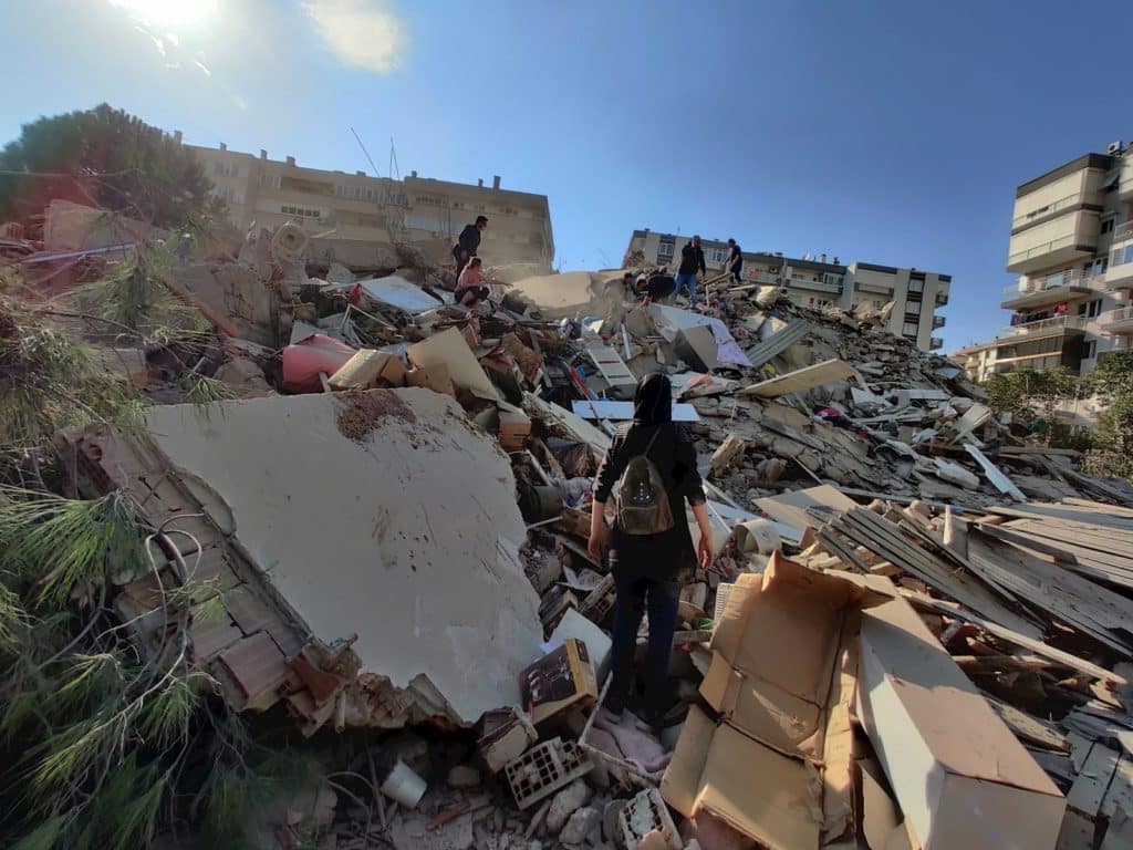 Las imágenes más impactantes del terremoto que sacudió Grecia y Turquía
