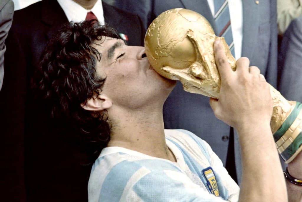 Murió Diego Maradona: 60 años de una vida controversial