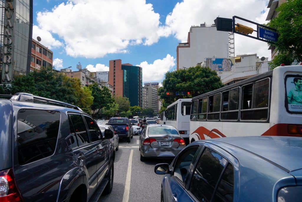 ¿Cuáles vías de Caracas estuvieron parcialmente cerradas este 12 de febrero?