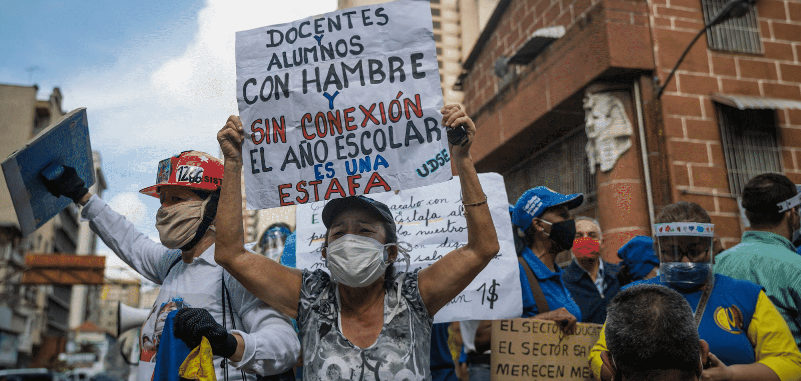 Docentes venezolanos salen a las calles para exigir mejoras en el sector - El Diario