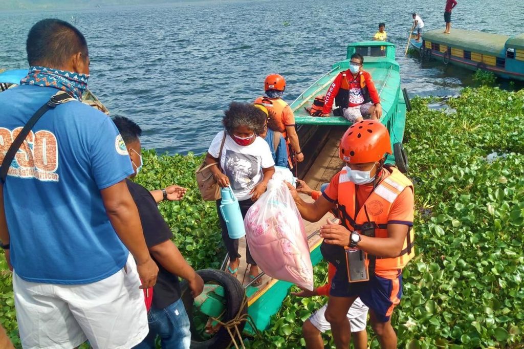 Este sábado el supertifón Goni tocó tierra en la isla provincia de Catanduanes, en Filipinas