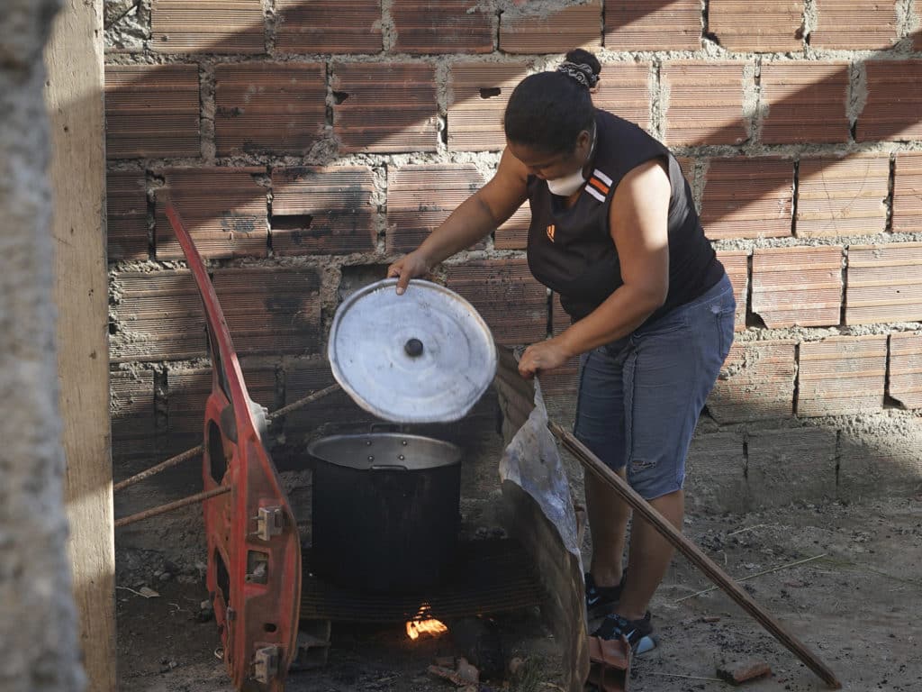 Alexandra Avaristo, habitante de la zona 10 ubicada en el barrio José Félix Ribas Ribas cocinando en fogón