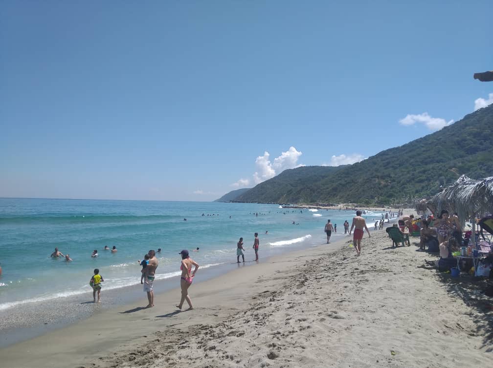 Un día en las playas de Vargas: el reencuentro no autorizado con la “normalidad”