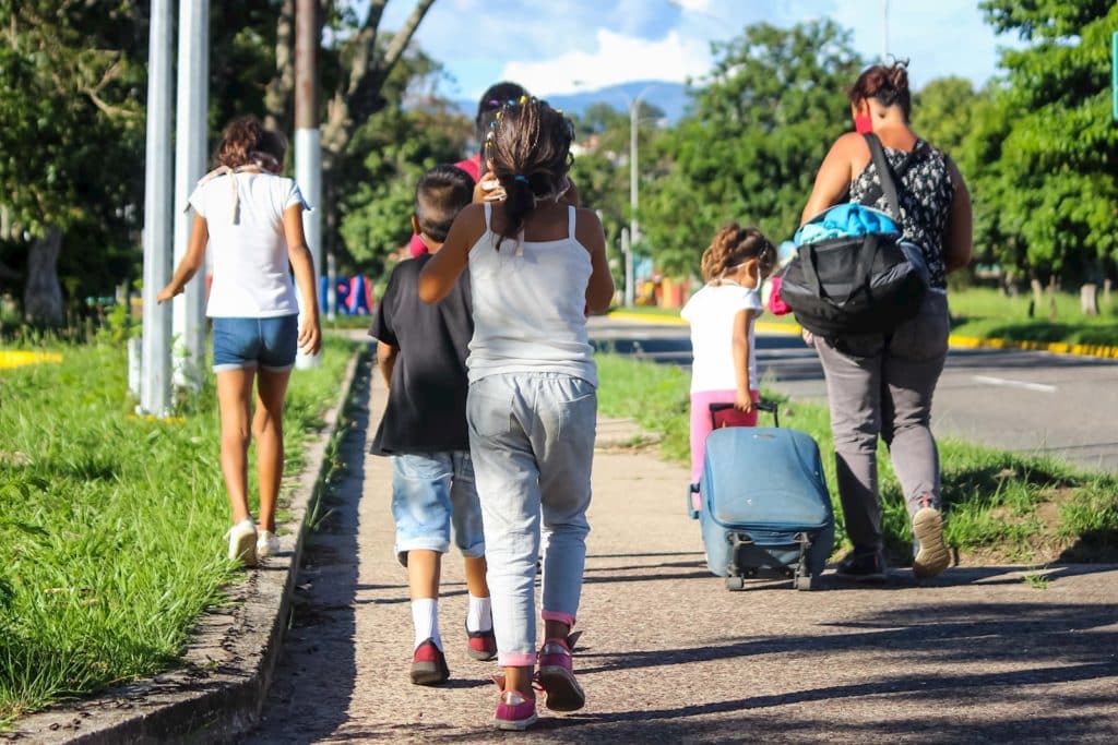 Huyendo del hambre, venezolanos caminan a Colombia pese al covid-19