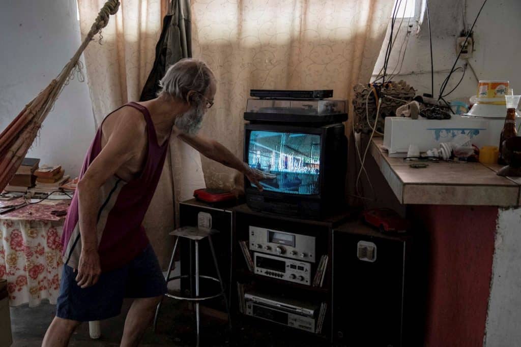 Venezolano viendo televisión