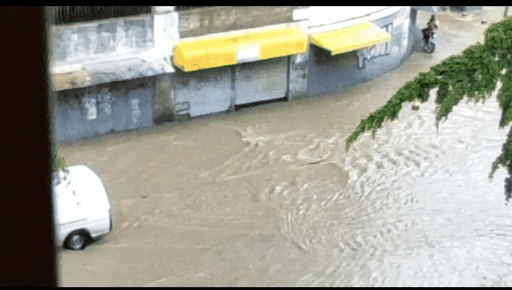 En imágenes: las inundaciones que dejaron las lluvias en las calles de Caracas
