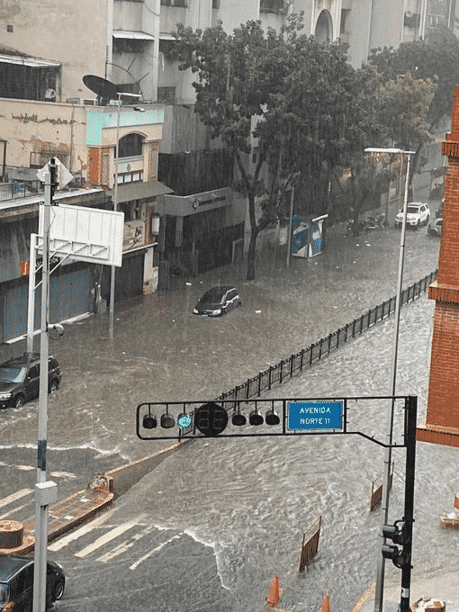 En imágenes: las inundaciones que dejaron las lluvias en las calles de Caracas