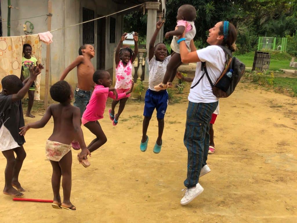 El proyecto también ayuda niños en Guinea Ecuatorial