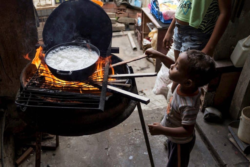 Cocinar con leña: un arma de doble filo para la salud del venezolano