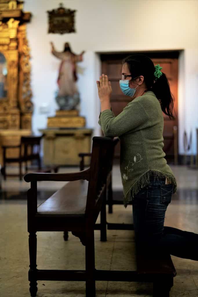 Con distancia social y la hostia en la mano: así fue el regreso a las iglesias en Caracas