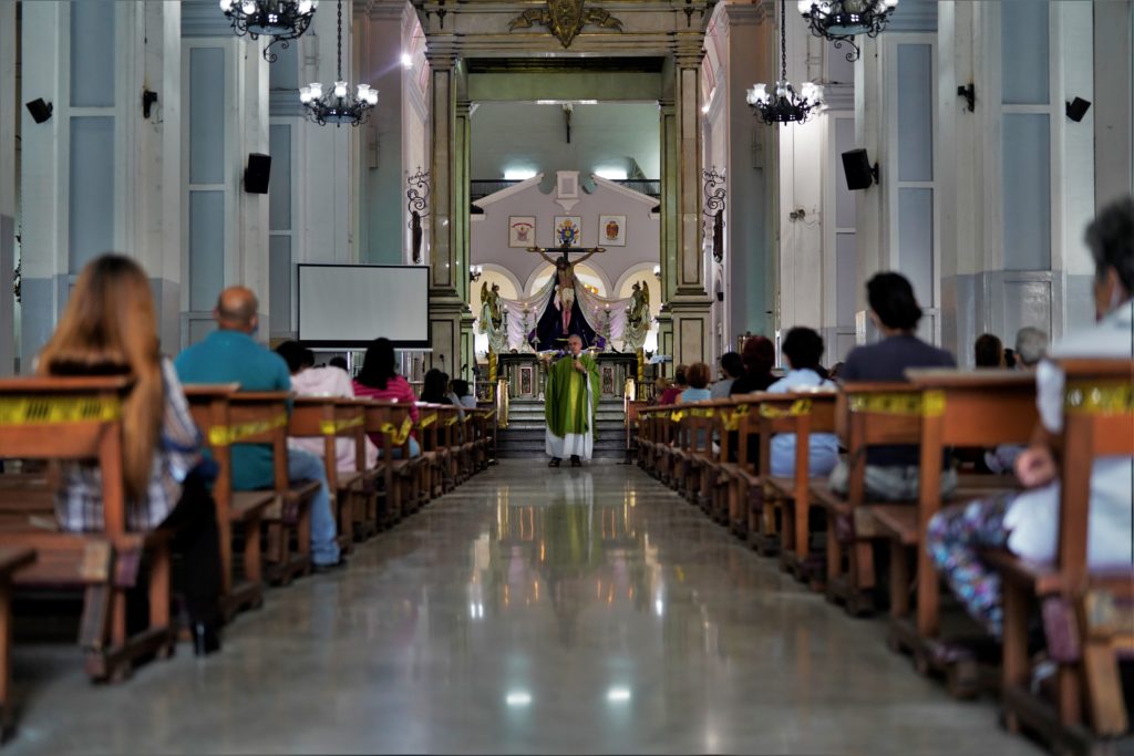 Con distanciamiento social y la hostia en la mano: así fue el regreso a las iglesias en Caracas