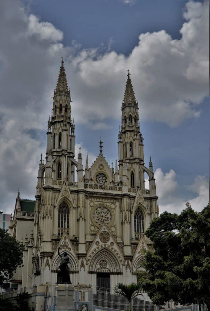 Con distanciamiento social y la hostia en la mano: así fue el regreso a las iglesias en Caracas