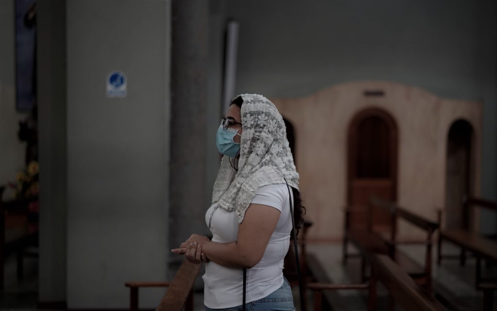 Con distancia social y la hostia en la mano: así fue el regreso a las iglesias en Caracas