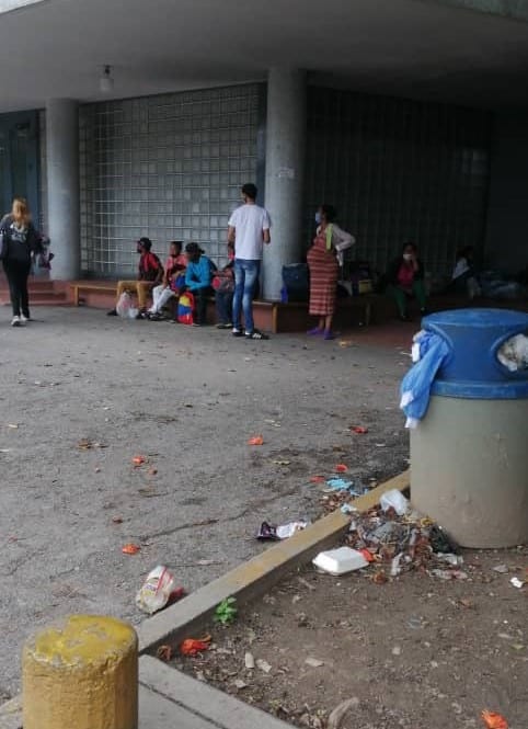 Personal del Hospital Universitario de Caracas trabaja entre el hambre, la oscuridad y el covid-19