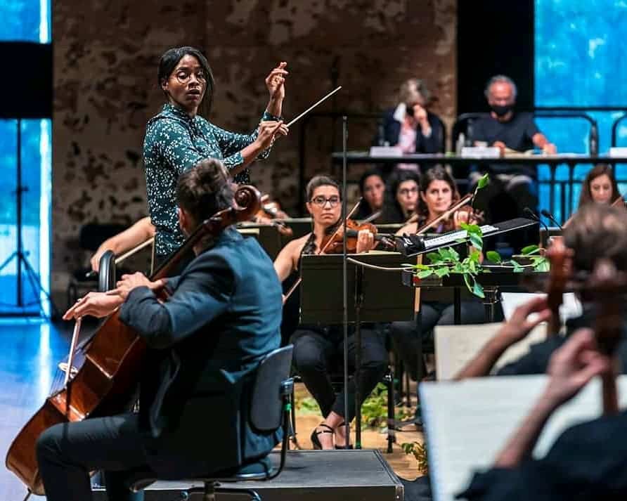 La directora de orquesta venezolana que cautivó al público en París