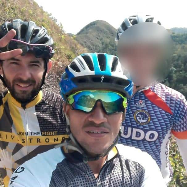 Tres ciclistas en un recorrido antes del accidente