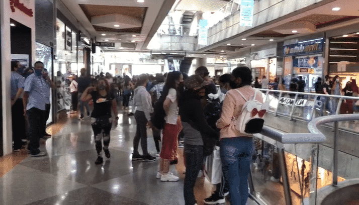 En imágenes: así transcurre el Black Friday en los centros comerciales del país