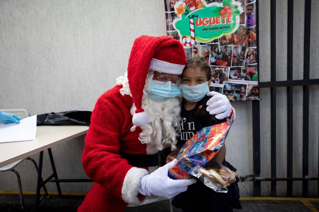 Un Santa Claus venezolano que regala sonrisas, juguetes y alimentos