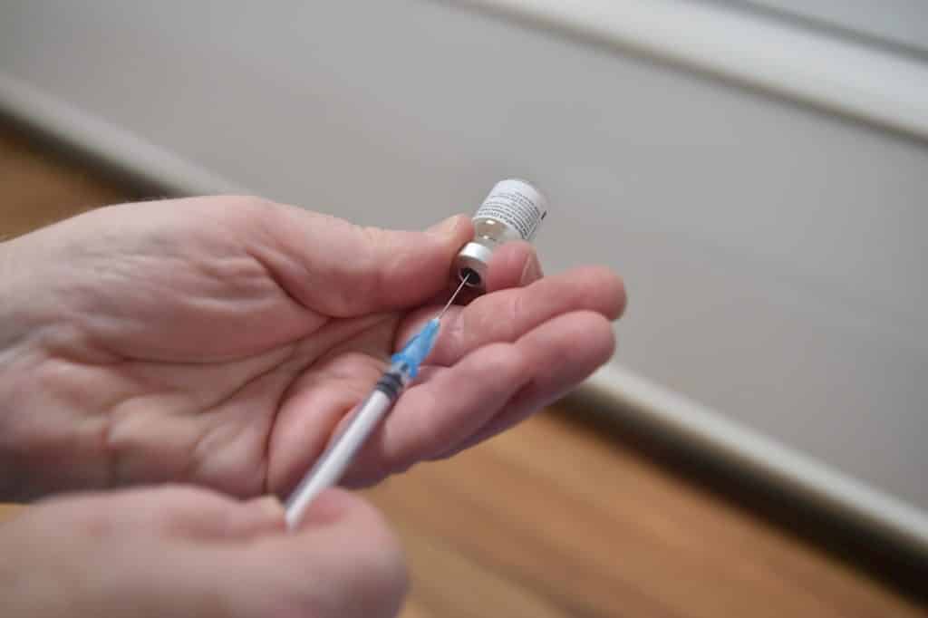 Reino Unido arranca vacunación contra el covid-19: cómo es el proceso
