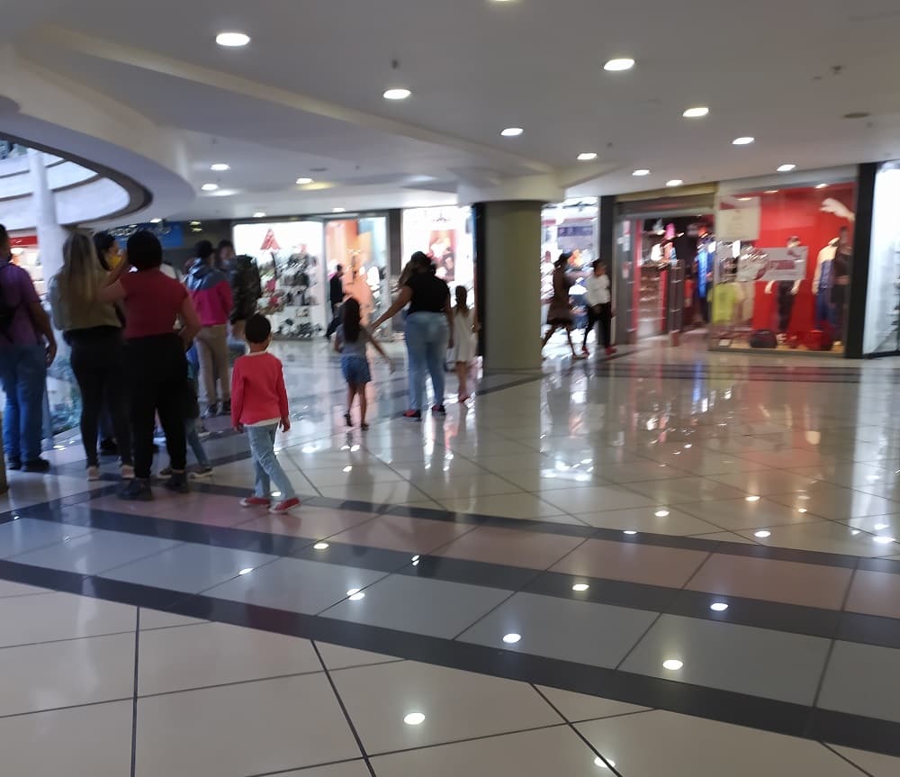 Las personas en centros comerciales buscando comprar estrenos para Navidad