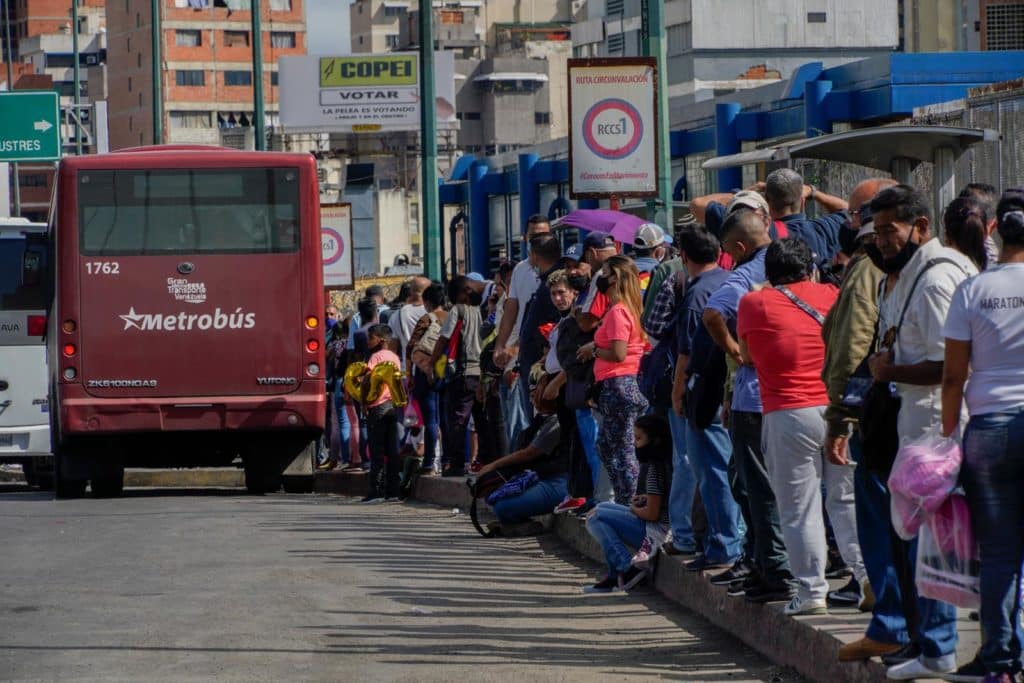 Personas esperando transporte público en Plaza Venezuela este 6 de diciembre