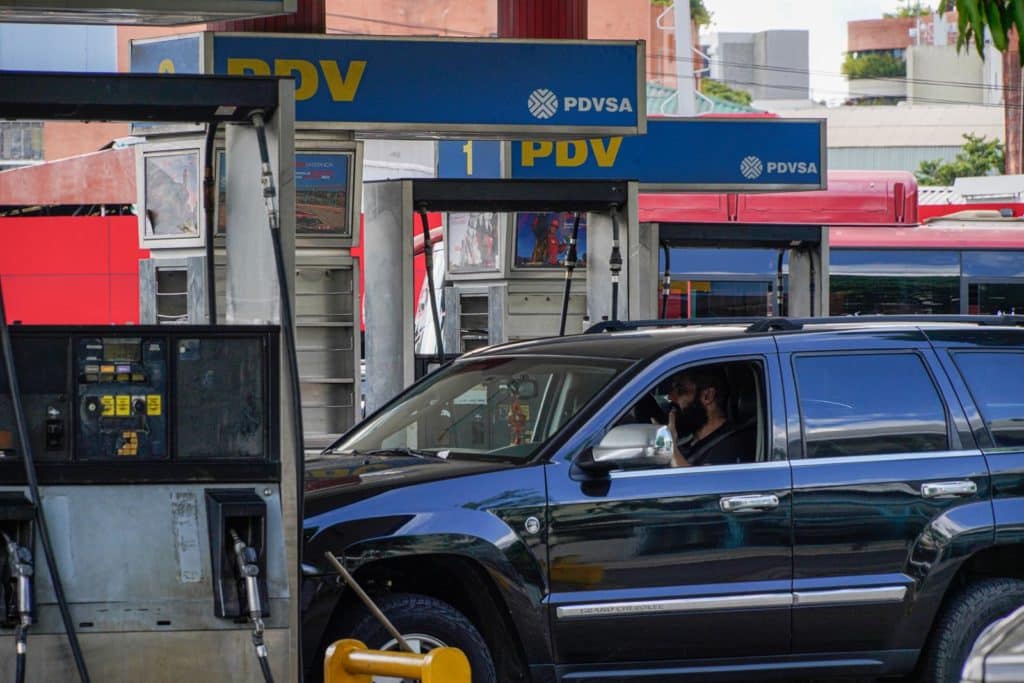 Persona surtiendo gasolina frente al Centro Comercial San Ignacio - distribución de gasolina