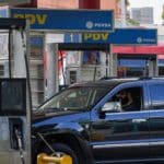 Persona surtiendo gasolina frente al Centro Comercial San Ignacio este 6 de diciembre - distribución de gasolina