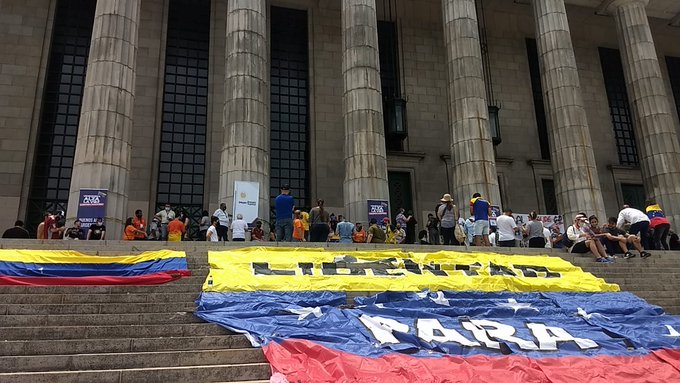 En imágenes: venezolanos en el mundo participando en la Consulta Popular