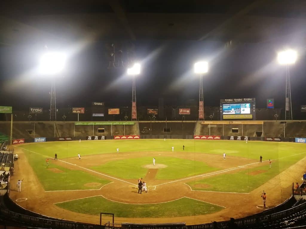 Una noche de béisbol en pandemia en el Estadio Universitario
