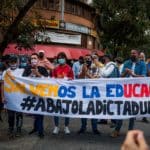Profesores universitarios con dificultades para educar y bajos salarios