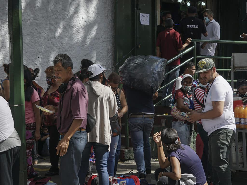 Venezolanos abarrotan las calles en el comienzo del mes de flexibilización