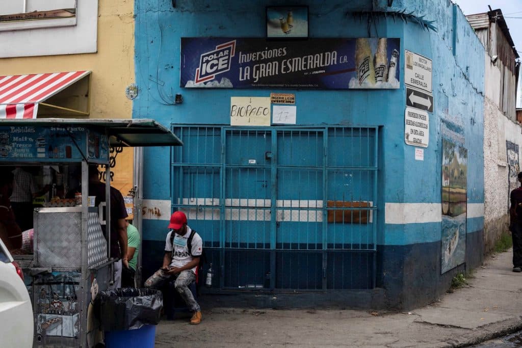 Venezolanos desoyen la prohibición de alcohol: “¿Quién dijo que porque hay ley seca yo no puedo beber?”