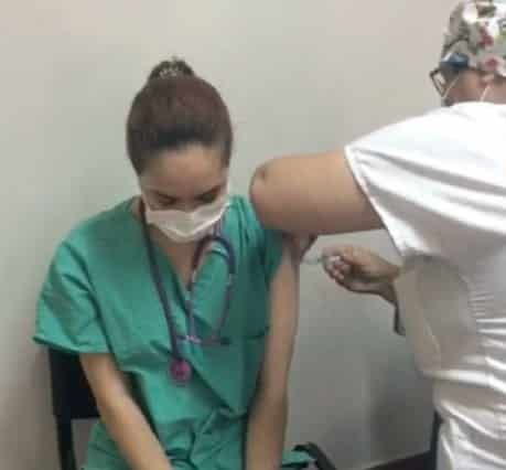 La primera doctora venezolana en ponerse la vacuna Sputnik V en Latinoamérica