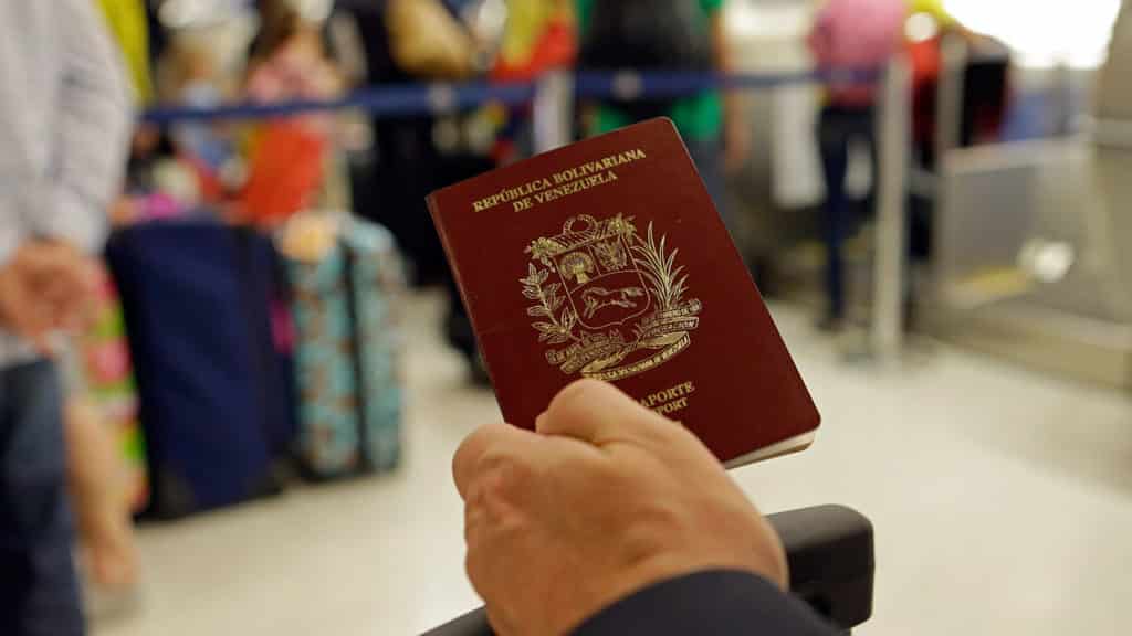 Venezolanos con doble nacionalidad pueden viajar con pasaportes vencidos: lo que hay detrás de la medida
