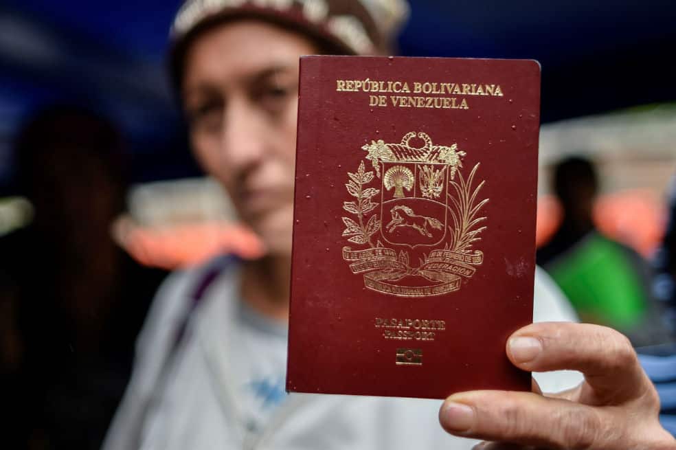Venezolanos con doble nacionalidad pueden viajar con pasaportes vencidos: lo que hay detrás de la medida
