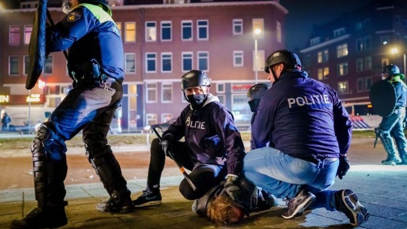 Coronavirus: tres noches de protestas violentas contra el toque de queda dejan más de 250 detenidos en los Países Bajos