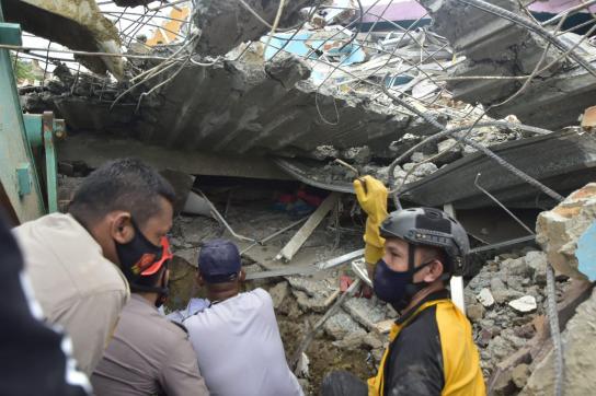 Daños que dejó el terremoto de 6,2 en Indonesia