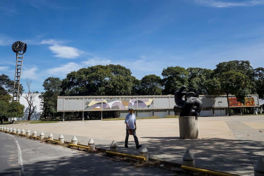 Estudiantes venezolanos a la deriva ante la incapacidad de recibir clases en línea
