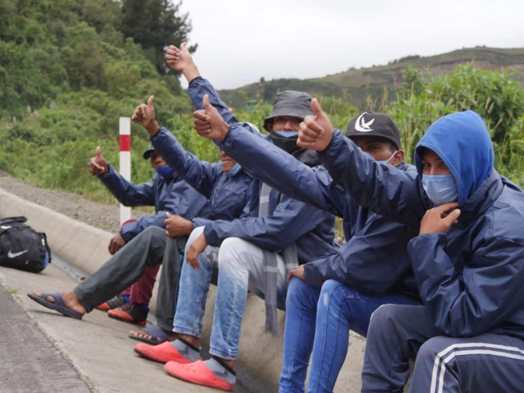 Venezolanos migran a pesar del cierre de fronteras: “Cruzamos por trochas y nos toca pasar un río”