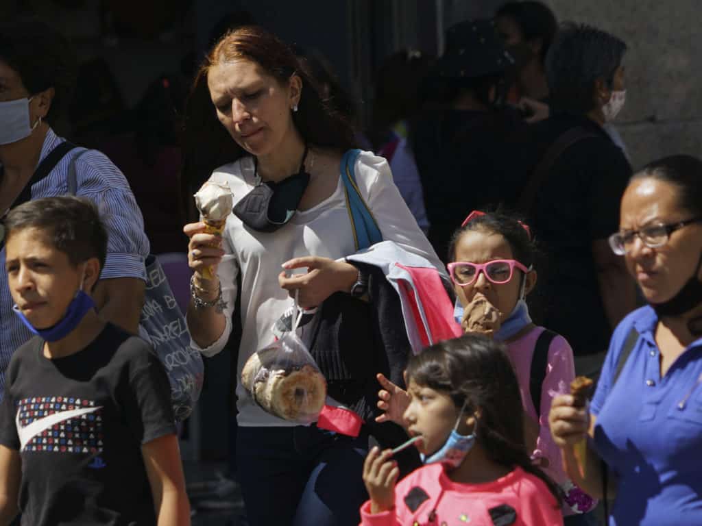 Comiendo helados en la calle durante la flexibilización